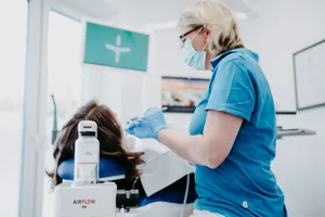 Prophylaxeassistentin bei der professionellen Zahnreinigung