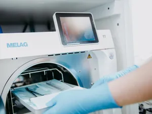 Sterilisation: Instrumente werden in den Autoklaven gelegt